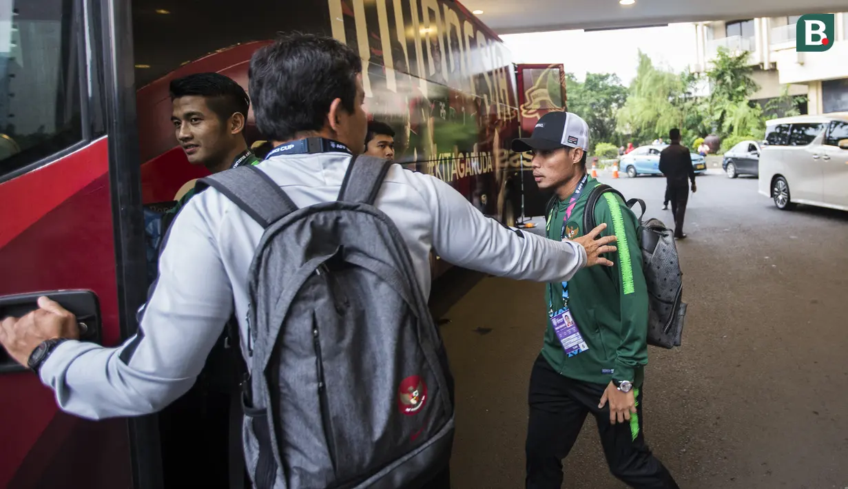 Pelatih Timnas Indonesia, Bima Sakti, memberikan semangat kepada Evan Dimas saat akan berangkat dari Hotel Sultan Jakarta, Selasa (13/11). Timnas Indonesia akan melawan Timor Leste pada laga Piala AFF 2018. (Bola.com/Vitalis Yogi Trisna)
