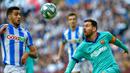 Striker Barcelona, Lionel Messi, berebut bola dengan gelandang Real Sociedad, Mikel Merino, pada laga La Liga di Stadion Anoeta, San Sebastian, Sabtu (14/12). Kedua klub bermain imbang 2-2. (AFP/Ander Gillenea)