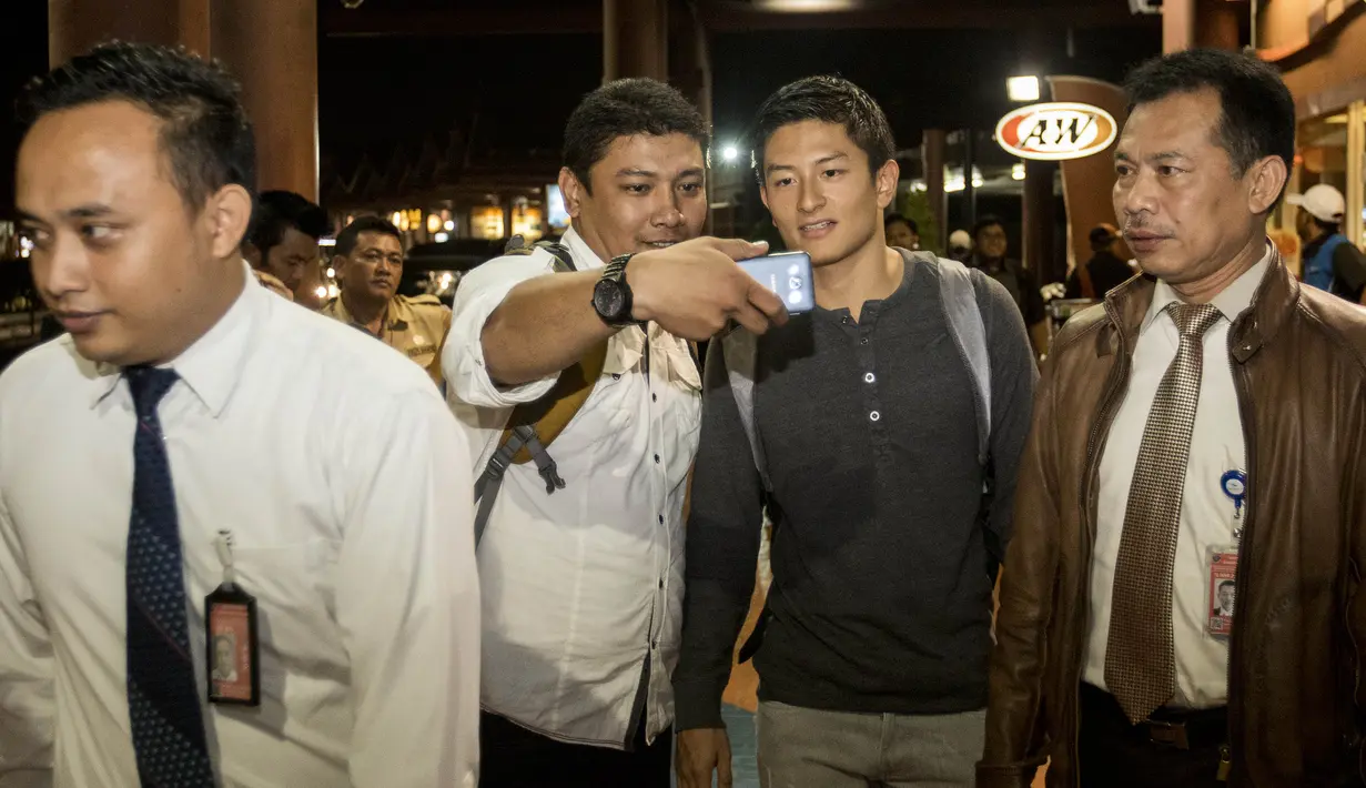 Dengan penuh keramahan Rio Haryanto melayani permintaan warga untuk melakukan foto bareng. (Bola.com/Vitalis Yogi Trisna)