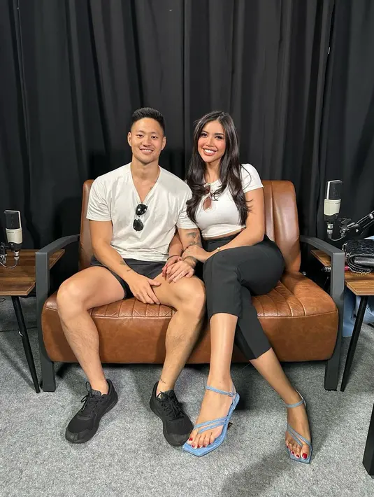 Hadiri acara podcast. Millen dan Lionel tampil kompak bergaya kasual dengan white t-shirt dan celana hitam. @millencyrus.