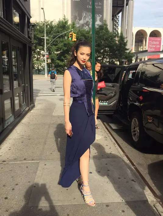 Long dress berwarna biru ini pun juga cocok banget dikenakan oleh Velove. Simple dan nggak berlebihan, justru di fotonya yang satu ini Velove terlihat begitu elegan. (Instagram/vaelovexia)