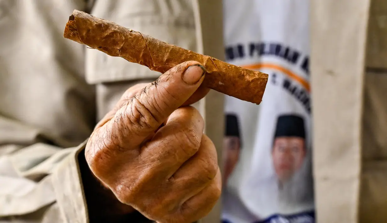 Bambang Haryo Soekartono menekankan pentingnya pendekatan yang seimbang antara aspek kesehatan dan keberlangsungan ekonomi. Ia mengusulkan agar edukasi menjadi strategi utama. (CHAIDEER MAHYUDDIN/AFP)