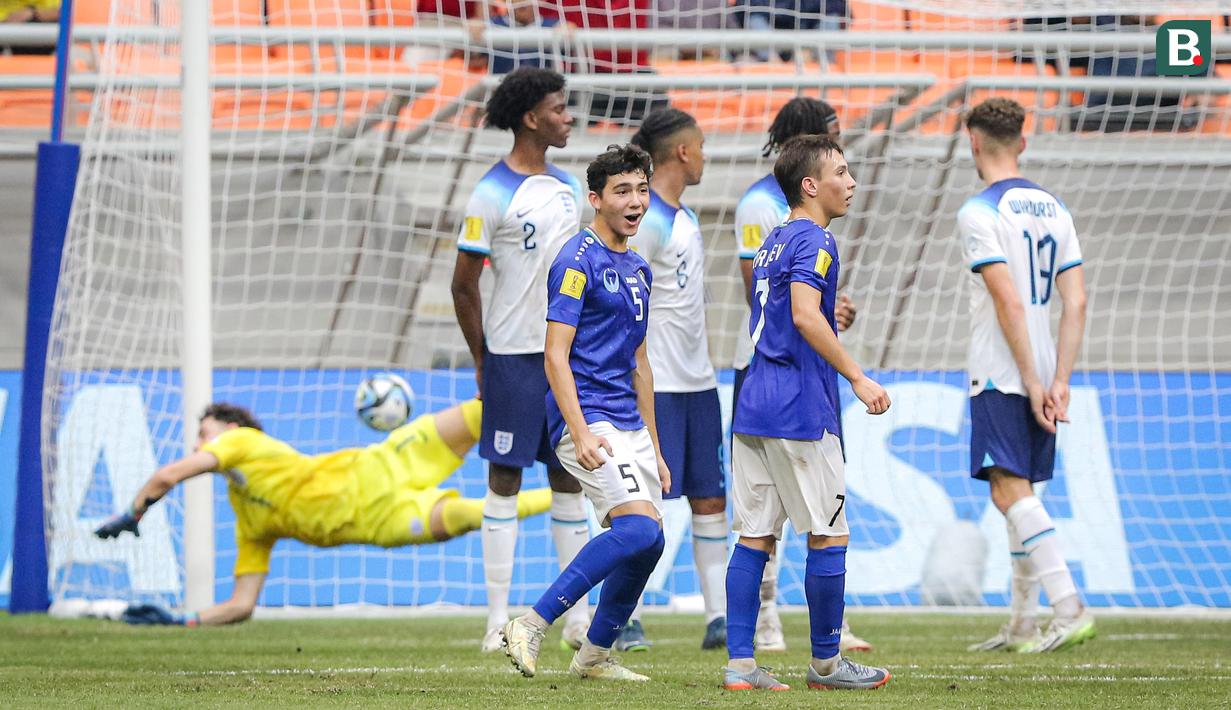 Selebrasi pemain Timnas Uzbekistan U-17, Lazizbek Mirzaev (dua kanan), setelah mencetak gol ke gawang Timnas Inggris U-17 dalam pertandingan babak 16 besar Piala Dunia U-17 2023 yang berlangsung di Jakarta International Stadium, Jakarta, Rabu (22/11/2023). (Bola.com/Bagaskara Lazuardi)