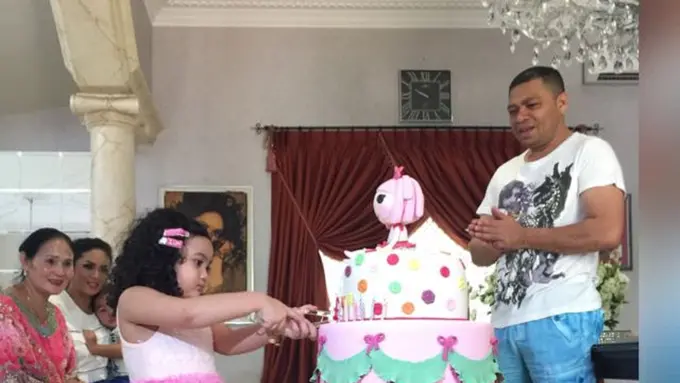 Amora, Rayl Lemos, dan Krisdayanti