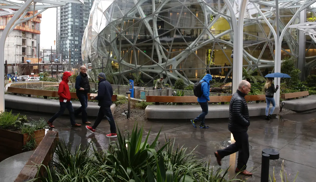 Pengunjung melakukan tur selama pembukaan kantor baru Amazon yang bernuansa hutan hujan, The Spheres, di Seattle, Senin (29/1). Fasilitas tersebut dilengkapi pula dengan Wi-Fi dan ruang pertemuan dengan nama-nama hutan hujan. (JASON REDMOND / AFP)