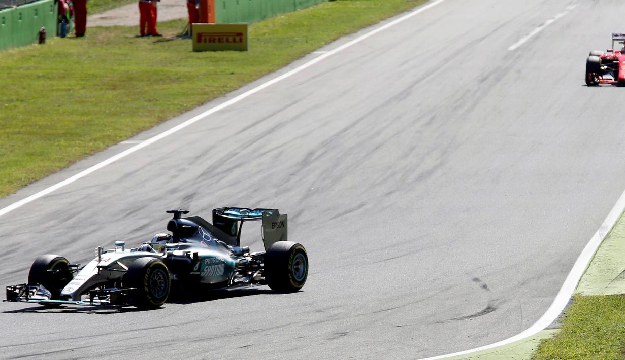 Lewis Hamilton unggul jauh dari pebalap Ferrari, Sebastian Vettel. Minggu (6/9/2015). (Reuters/Giampiero Sposito)