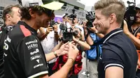Valentino Rossi dan Casey Stoner terlibat perbincangan jelang balapan MotoGP Austria 2025. (Crash.net)