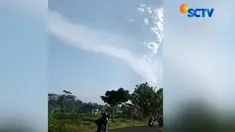 Letusan disusul hujan abu hingga radius 10 kilometer memaksa warga Sleman, Daerah Istimewa Yogyakarta, mengungsi.