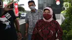 Mantan Bupati Bogor, Nurhayanti (kanan) meninggalkan gedung KPK usai menjalani pemeriksaan, Jakarta, Selasa (14/7/2020). Nurhayanti diperiksa sebagai saksi dalam kasus korupsi pemotongan uang dan gratifikasi yang dilakukan eks Bupati Bogor Rachmat Yasin. (Liputan6.com/Helmi Fithriansyah)