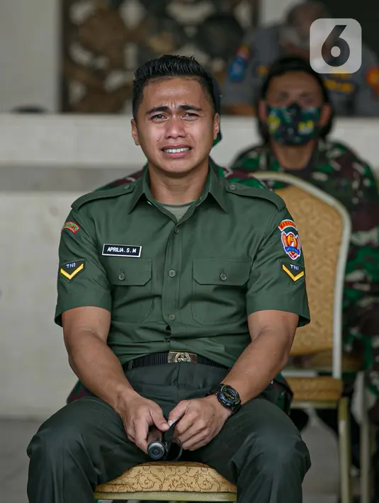 Ekspresi Aprilia Manganang setelah namanya berubah menjadi Aprilio Perkasa Manganang di Mabes AD, Jakarta, Jumat (19/3/2021). PN Tondano resmi mengabulkan permohonan pengubahan nama Aprilia Manganang menjadi Aprilio Perkasa Manganang. (Liputan6.com/Faizal Fanani)