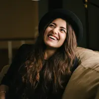 perempuan tertawa/Photo by Priscilla Du Preez on Unsplash