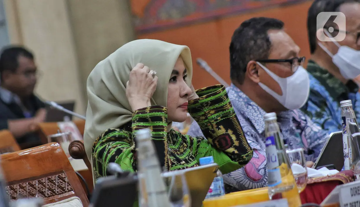 Direktur Utama PT Pertamina (Persero) Nicke Widyawati saat rapat dengar pendapat  dengan Komisi VI DPR di kompleks Parlemen, Senayan, Jakarta, Kamis (8/9/2022). Rapat tersebut perkembangan terkini soal kenaikan harga BBM bersubsidi, produksi atau lifting minyak, pengolahan minyak, serta kapasitas kilang minyak. (Liputan6.com/Angga Yuniar)