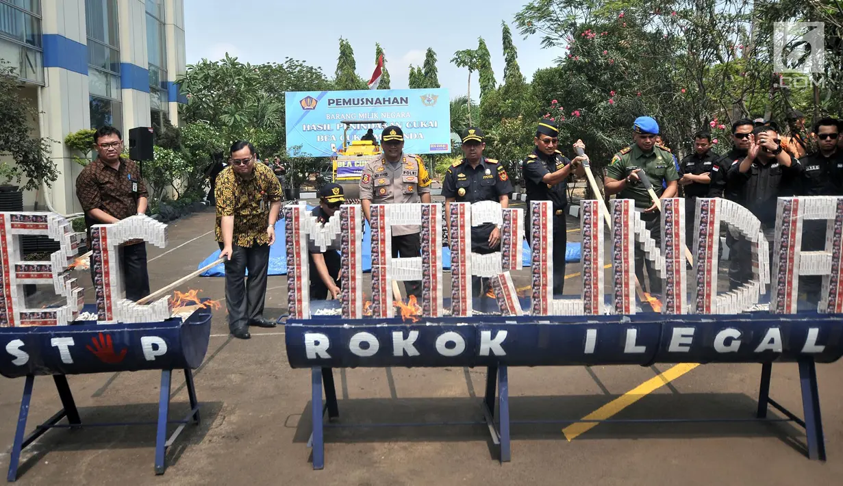 Dirjen Bea Cukai Heru Pambudi beserta jajaran membakar rokok ilegal saat pemusnahan di Kantor Bea Cukai Marunda, Jakarta, Selasa (2/10). Kementerian Keuangan melalui Bea Cukai memusnahkan 2.231.935 batang rokok ilegal. (Merdeka.com/Iqbal Nugroho)