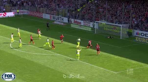 FC Koln dipastikan terdegradasi dari Bundesliga usai meraih kekalahan 2-3 dari Freiburg yang membuat mereka kini berjarak delapan ...