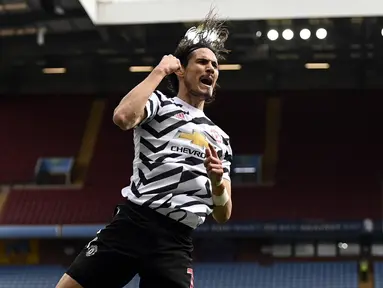 Pemain Manchester United Edinson Cavani melakukan selebrasi usai mencetak gol ke gawang Aston Villa pada pertandingan Liga Inggris di Villa Park, Birmingham, Inggris, Minggu (9/5/2021). Manchester United menang 3-1. (Shaun Botterill/Pool via AP)