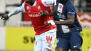 Penyerang Reims, Folarin Balogun (kiri) berebut bola dengan gelandang Paris Saint-Germain (PSG) Danilo Pereira dalam pertandingan pekan ke-10 Liga Prancis di Stade Auguste-Delaune II, Minggu (9/10/2022) dini hari WIB. Mampu menguasai bola dengan baik, PSG terus berusaha menciptakan peluang, namun Reims tampak sudah cukup siap untuk menahannya. (DENIS CHARLET / AFP)