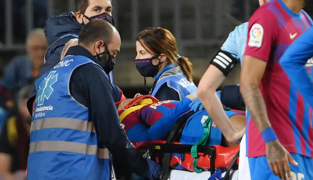 <p>Pemain asal Uruguay itu tak sadarkan diri di lapangan setelah mengalami tabrakan dengan rekannya, Gavi, pada menit ke-60. Seluruh penonton dan pemain di lapangan sempat dibuat terkejut dan panik. (AFP/Lluis Gene)</p>