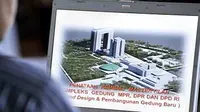 Seorang staff melihat gambar rancangan kawasan dan gedung baru DPR, saat berlangsung sosialisasi rencana pembangunan gedung tersebut, di Kompleks Parlemen, Senayan, Jakarta.(Antara)