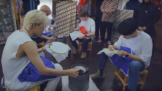 NCT Dream belajar membatik. (YouTube/ 채널 NCT Daily)