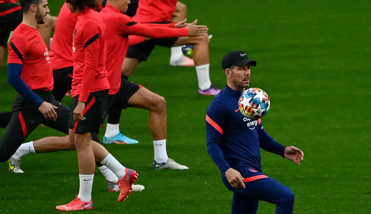 Pelatih Atletico Madrid Diego Simeone (kanan) mengambil bagian dalam sesi latihan di Madrid pada 22 Februari 2022. Atletico Madrid bakal bertemu Manchester United pada leg pertama babak 16 besar Liga Champions di Estadio Wanda Metropolitano, Kamis dini hari WIB 24 Februari 2022. (OSCAR DEL POZO/AFP)