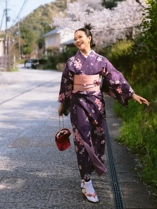 Yura Yunita saat Liburan ke Jepang pakai kimono. [@yurayunita]