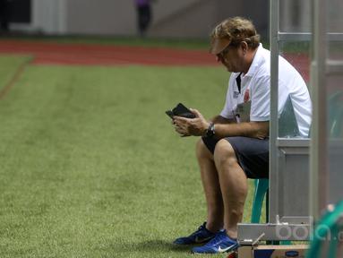 Robert Rene Alberts memipin timnya PSM Makassar bertengger pada puncak klasemen sementara Liga 1 2017 dengan 23 poin, poin tersebut merupakan hasil dari tujuh kali menang, dua kali imbang dan dua kali kalah. (Bola.com/Nicklas Hanoatubun)