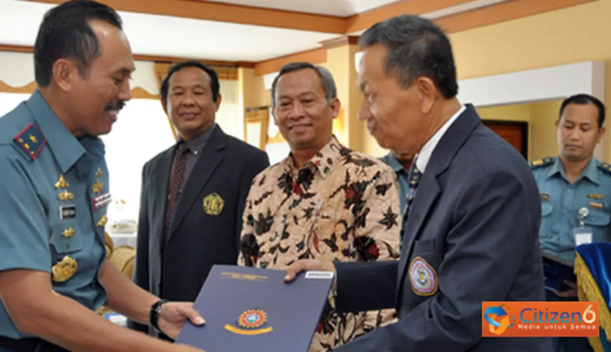 Citizen6, Surabaya: Penandatanganan naskah PKS oleh Kobangdikal Laksma TNI Djoko Teguh Wahojo dengan Rektor UHT Dr. Sutarno di Joglo Moeljadi, Kesatrian Bumimoro, Kobangdikal, Surabaya. (Pengirim: Kobangdikal).