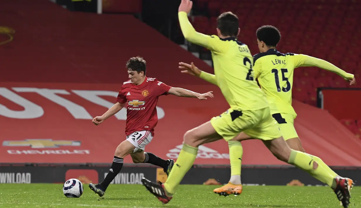 Daniel James (kiri) pun sukses membawa Setan Merah kembali memimpin lewat sebuah tembakan keras dari jarak dekat pada menit ke-57. (Foto: AP/Pool/Stu Forster)