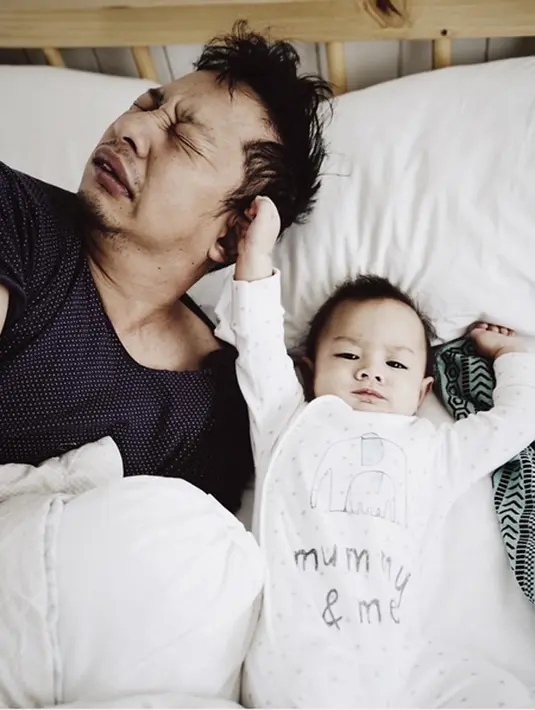 Aksi lucu dilakukan oleh Ringgo bersama buah hatinya. Beberapa aksi lucu bersama buah hatinya  banyak diunggah di akun Instagram miliknya dan istri. (Instagram/ringgoagus)