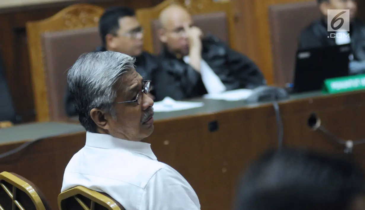 Terdakwa suap perizinan tambang nikel di dua kabupaten di Sulawesi Tenggara, Nur Alam mengikuti sidang putusan di Pengadilan Tipikor, Jakarta, Rabu (28/3). Nur Alam dihukum 12 tahun penjara dan denda satu miliar. (Liputan6.com/Helmi Fithriansyah)