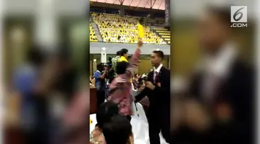 Sosok Zaadit Taqwa viral karena aksinya mengacungkan kertas warna kuning ke arah Presiden, Joko Widodo.