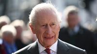 Raja Charles III saat mengunjungi galeri seni di Limavady sebagai bagian kunjungan kerja tiga hari ke Irlandia Utara, pada 20 Maret 2025. (dok. HENRY NICHOLLS / POOL / AFP)