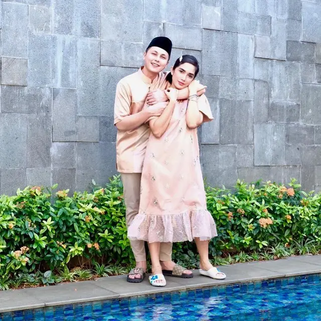 Selalu Harmonis, Ini 6 Potret Andhika Pratama dan Istri saat Pakai Baju Kembar