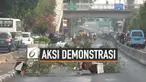 Demonstrasi Rabu (25/9/2019) malam berakhir bentrokan massa dengan polisi. Sejumlah pot tanaman rusak dan berserakan di tengah jalan raya membuat arus lalu lintas tersendat.