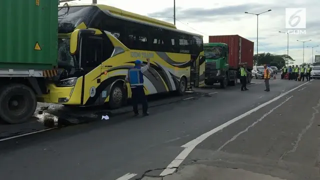 Sebuah tabrakan beruntun terjadi di tol JORR menyebabkan seorang sopir bus terjepit.