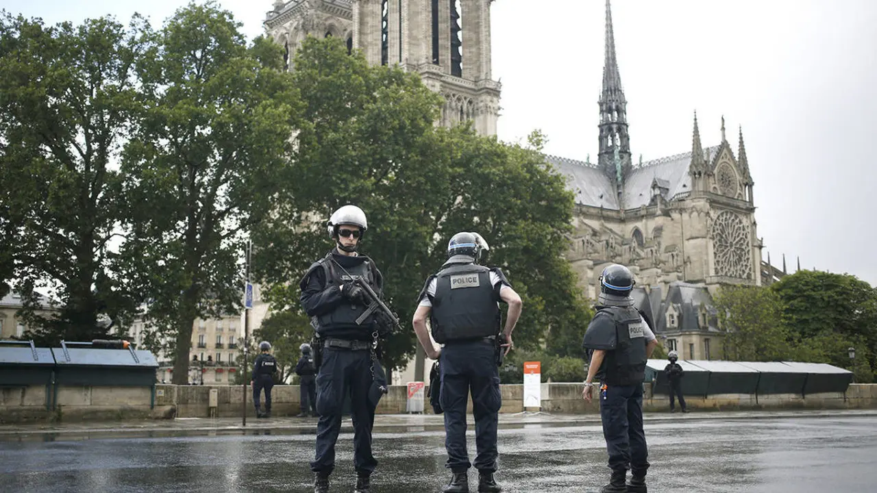 Polisi mengamankan lokasi penyerangan di dekat Katedral Notre Dame di Paris, Prancis 