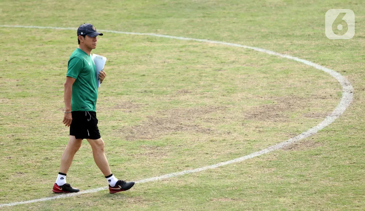 Pelatih Timnas U-19 Indonesia, Shin Tae-yong saat memimpin latihan di Lapangan A Gelora Bung Karno, Jakarta, Selasa (30/8/2022). Shin Tae-yong alan menyeleksi 36 pemain yang akan dikerucutkan menjadi 23-26 pemain. (Liputan6.com/Helmi Fithriansyah)