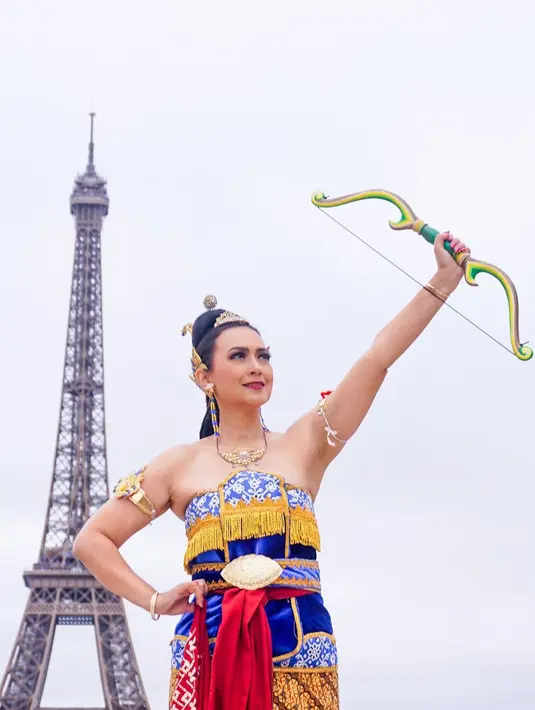 Meski cuaca menara Eiffel sedang dingin, tapi Ira bersama rombongan tetap mengenakan kostum tari lengkap sebelum ke gedung pertunjukan. Penampilannya pun berhasil mencuri perhatian para turis hingga banyak yang minta foto bareng. [Instagram/irawbw]
