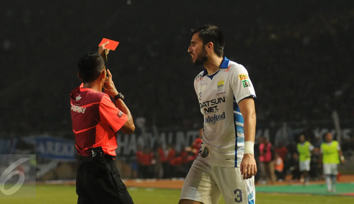 Bek Persib, Vladimir Vujovic (kanan) melakukan protes saat laga final Piala Bhayangkara 2016 melawan Arema Cronus di Stadion GBK Jakarta, Minggu (3/4/2016). Laga diwarnai aksi protes dari suporter dan official Persib. (Liputan6.com/Helmi Fithriansyah)