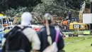 Operasi pencarian dan penyelamatan masih berlangsung di lokasi perkemahan Gunung Maunganui yang merupakan salah satu destinasi populer di pantai utara Selandia Baru. Tampak dalam foto, sepasang suami istri melihat tanah longsor sementara pencarian sedang dilakukan oleh layanan darurat setempat untuk orang hilang di Gunung Maunganui, Tauranga, Selandia Baru pada Kamis 22 Januari 2026. (DJ MILLS/AFP)
