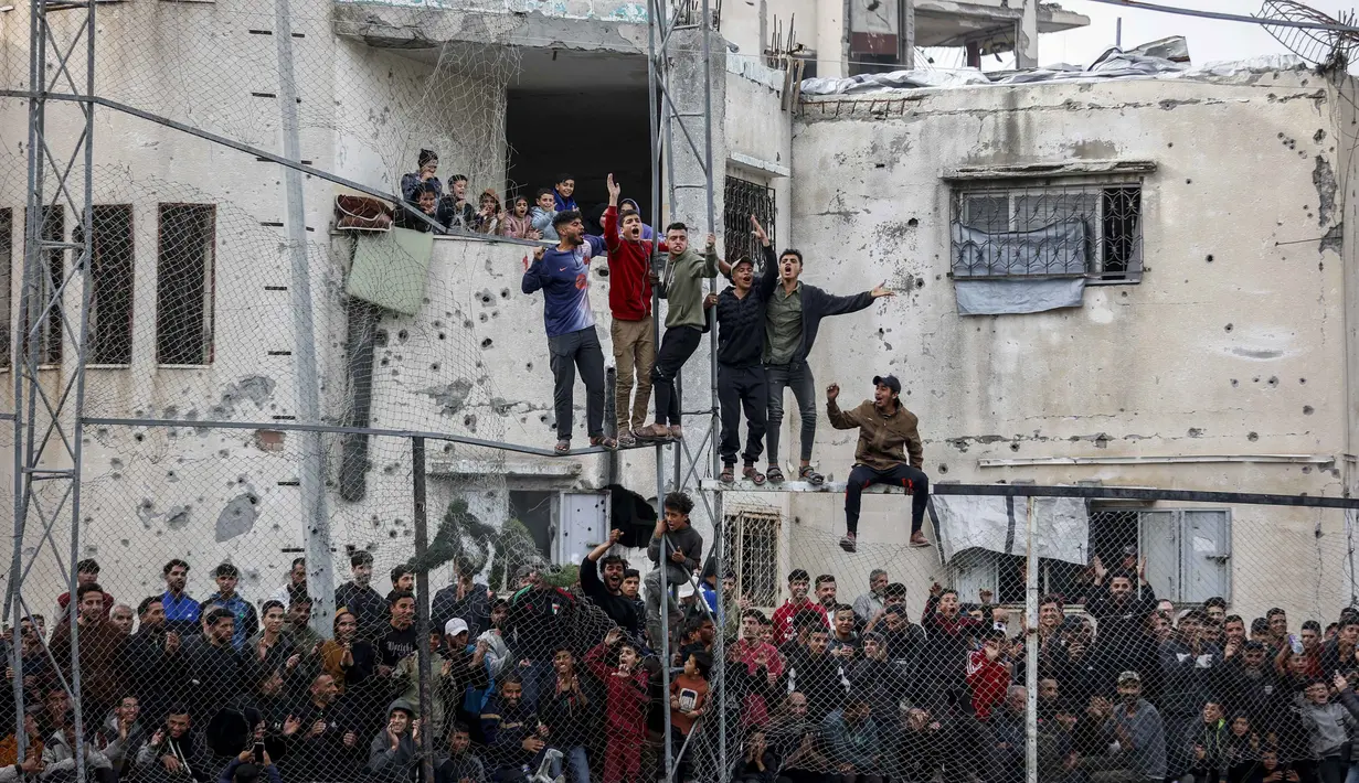 Meski gencatan senjata antara Israel dan Hamas, yang dimediasi Amerika Serikat, telah memasuki fase kedua pada awal 2026, kekerasan masih terus berlanjut dengan kedua belah pihak saling tuding melakukan pelanggaran. Tampak dalam foto, warga Palestina menyaksikan pertandingan sepak bola lima lawan lima di tengah reruntuhan bangunan yang hancur di Kota Gaza pada Senin 9 Februari 2026. (Omar AL-QATTAA/AFP)