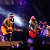Penikmat musik kembali dimanjakan dengan suara merdu grup band Naif. Di panggung Markas 2018 yang berlangsung di Bintaro Xchange, Tangerang Selatan, Minggu (29/4/2018), Naif hadir menyapa para penggemarnya. (Adrian Putra/Bintang.com)