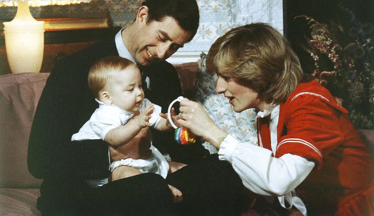 Pangeran William dari Inggris, putra Pangeran Charles dan Putri Diana berusia 6 bulan tengah berinteraksi dengan orang tuanya saat pemotretan. (Foto: AP/David Caulkin, File)