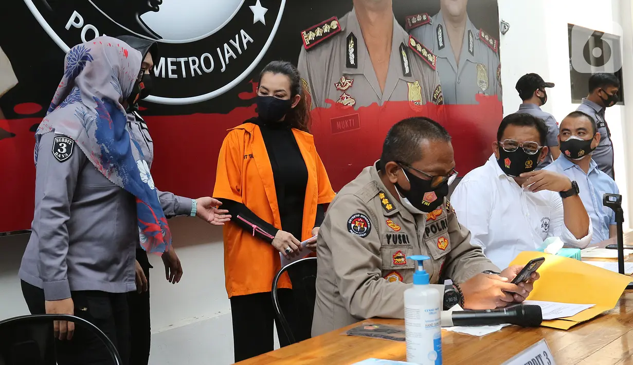 Penyanyi Reza Artamevia (kedua kiri) saat rilis kasus pengungkapan tindak pidana narkotika di Polda Metro Jaya, Jakarta, MInggu (6/9/2020). Ditresnarkoba Polda Metro Jaya menangkap Reza Artamevia serta mengamankan barang bukti narkotika jenis sabu seberat 0,78 gram. (Liputan6.com/Herman Zakharia)
