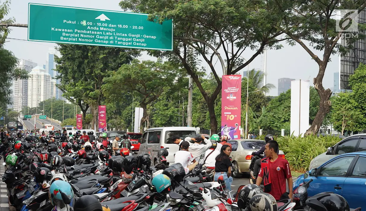 Sepeda motor memadati bahu jalan dan trotoar di sepanjang Jalan Gerbang Pemuda, Senayan, Jakarta, Rabu (10/7/2019). Adanya pertandingan sepak bola antara tim Persija Jakarta melawan Persib Bandung membuat sejumlah titik di kawasan Senayan menjadi lokasi parkir liar. (Liputan6.com/Immanuel Antonius)