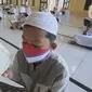 Santri berusia belasan tahun membaca Al quran atau tadarus bersama-sama dengan menerapkan jaga jarak di Masjid Daarul Qu'ran Pesantren Al Kautsar, Cibinong, Bogor, Kamis (7/5/2020). Kegiatan Khatam Al quran tersebut dilakukan rutin di setiap bulan Ramadan. (merdeka.com/Arie Basuki)