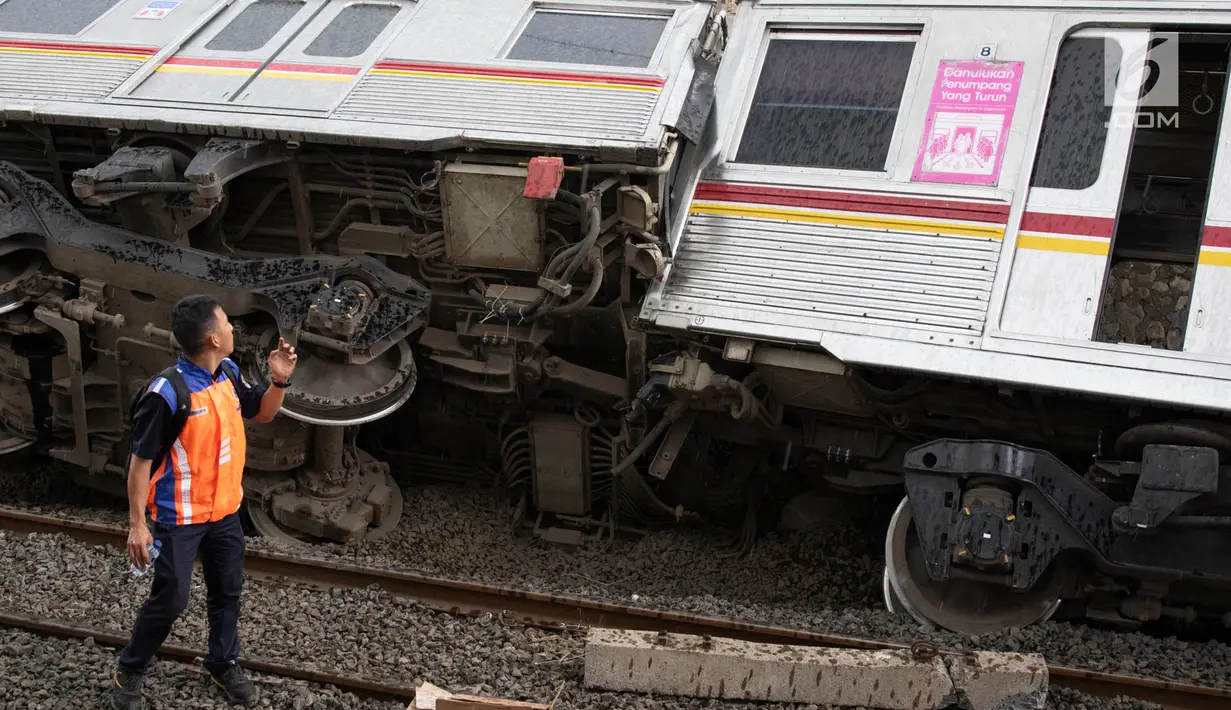Petugas memeriksa rangkaian KRL yang anjlok di perlintasan Kebon Pedes, Bogor, Jawa Barat, Minggu (10/3). Enam orang dilarikan ke rumah sakit akibat kejadian tersebut. (Liputan6.com/Immanuel Antonius)