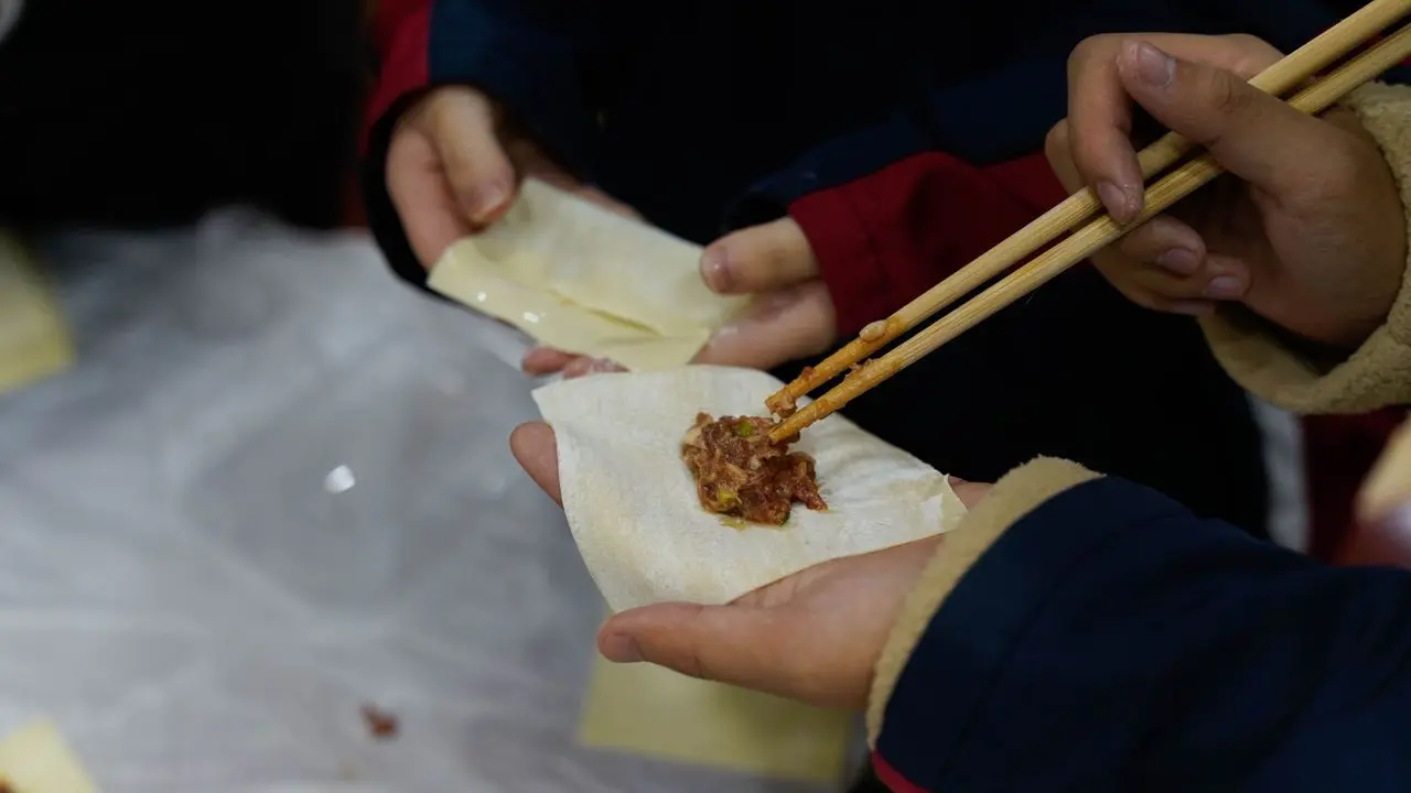 Cara Membuat Camilan dari Kulit Lumpia yang Tersisa