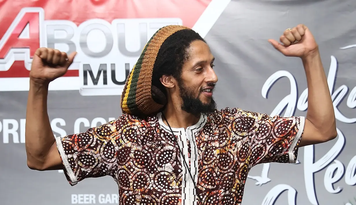 "Sebanyak lagu yang bisa dibawakan selama 90 menit jadi mungkin ada 18 lagu," ucap Julian Marley, saat konferensi pers jelang acara Jakarta Peace Concert 2017 di Beer Garden, Menteng, Jakarta Pusat, Rabu (15/11/2017). (Bambang E Ros/Bintang.com)