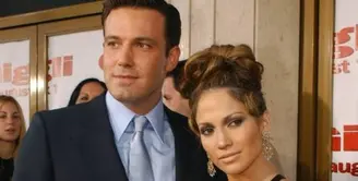 Jennifer Lopez pernah bertunangan dengan Ben Affleck. Ben membatalkan pernikahan mereka empat hari sebelum hari H dan memutuskan hubungan beberapa bulan kemudian. (fuull.ec)